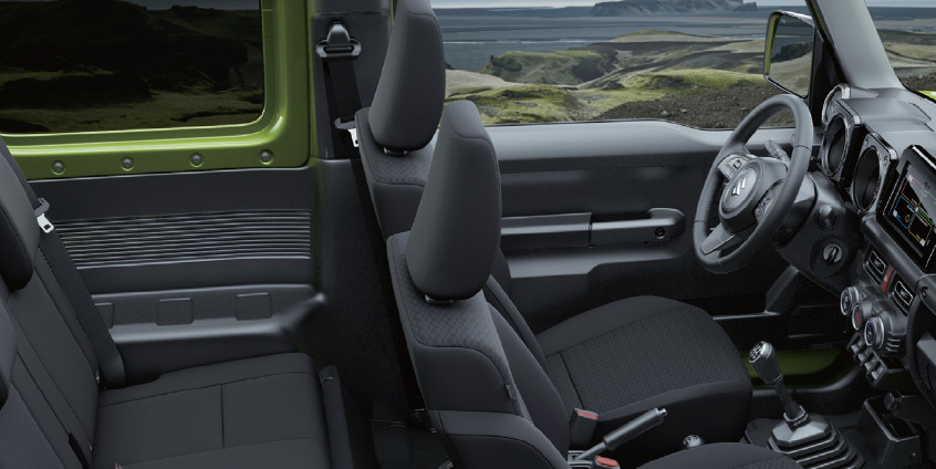 Suzuki Jimny 4x4: Interior cómodo y funcional, ideal para aventuras off-road.