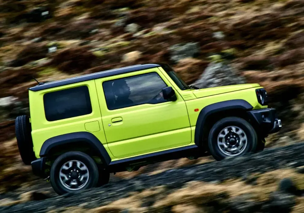 Suzuki Jimny verde neón demuestra su capacidad todoterreno.