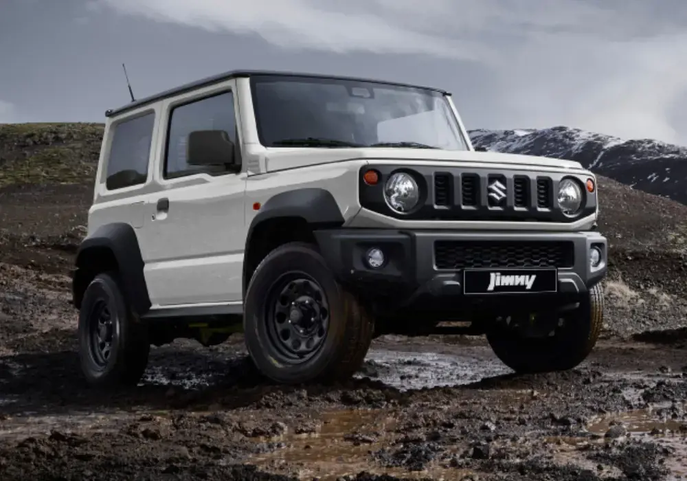 Vehículo todoterreno Suzuki Jimny blanco.